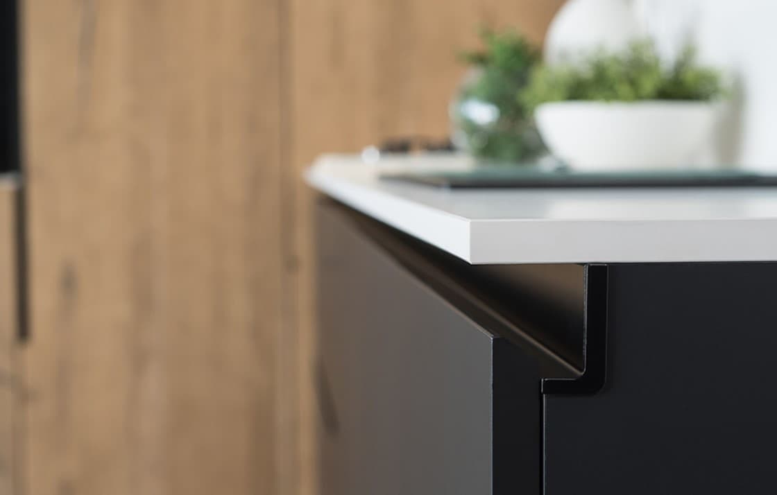 Channel pull profile recessed into the cabinet box