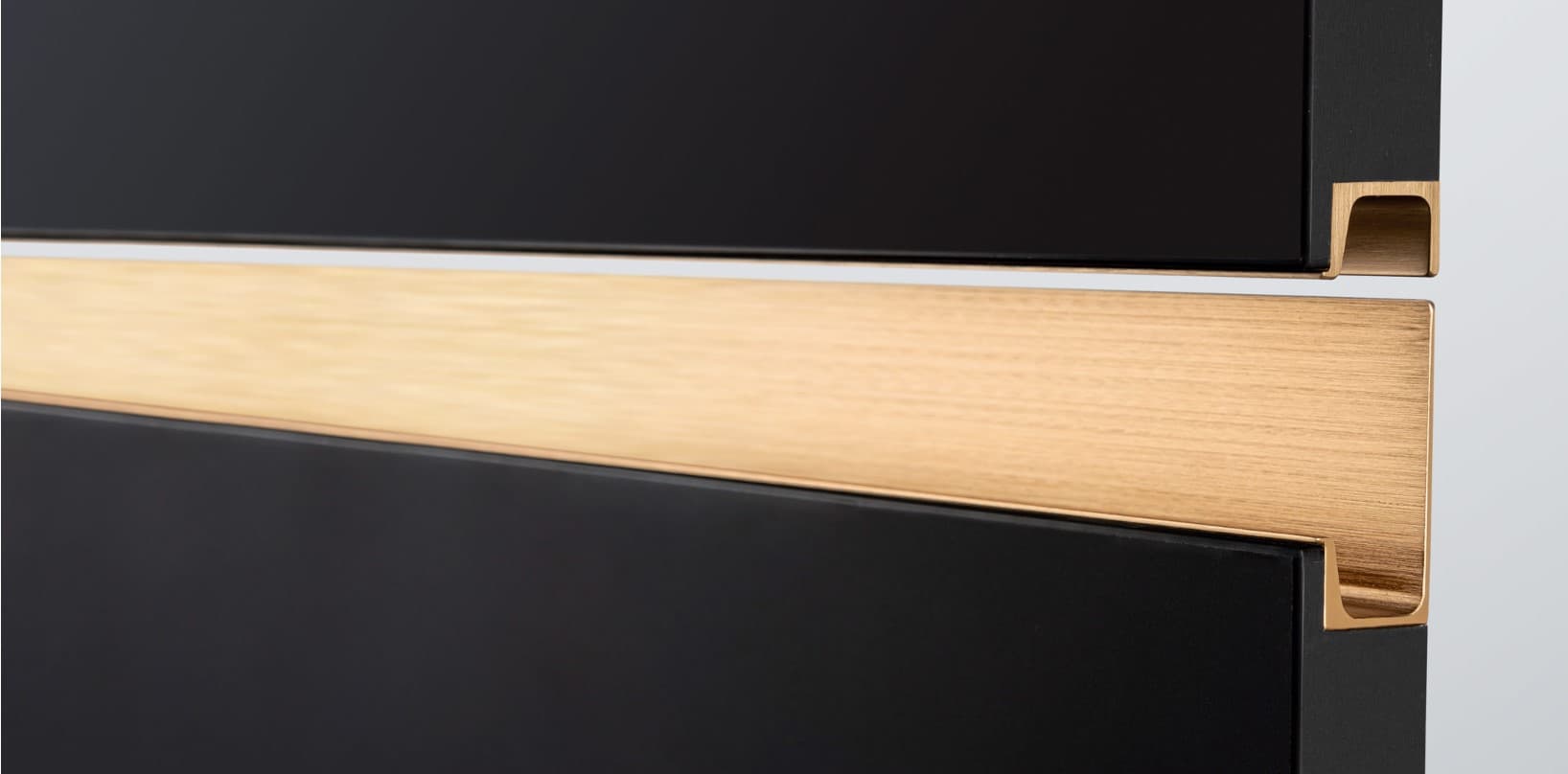 Black VIEFE edge-pull profile