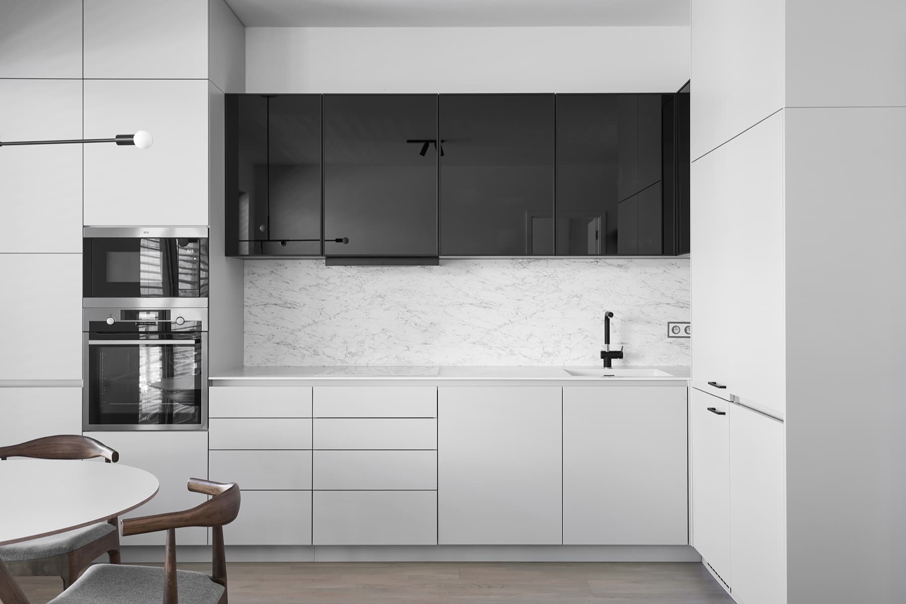 White kitchen with glossy black upper cabinets