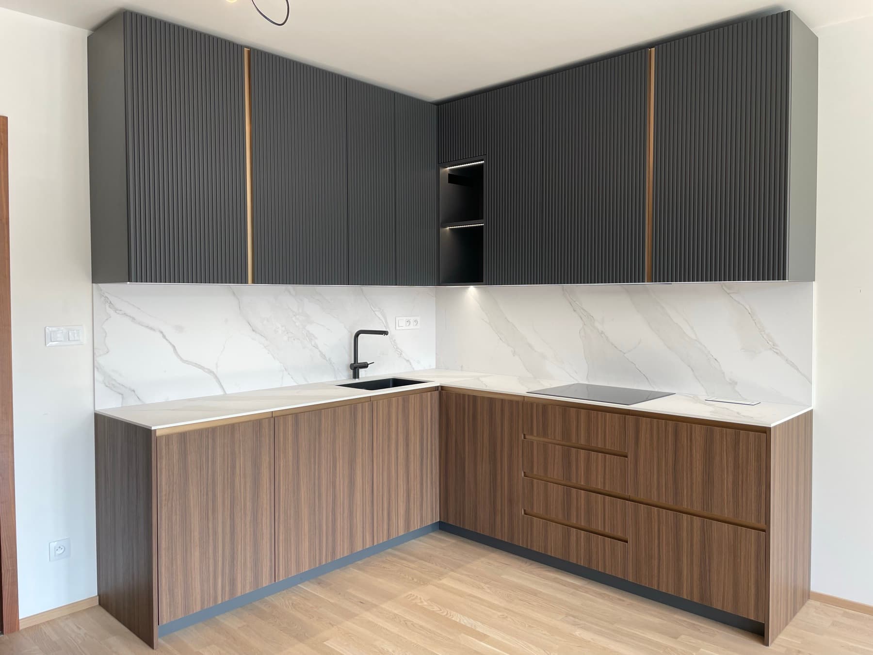 Kitchen with dark slatted doors and a walnut base, Smíchov